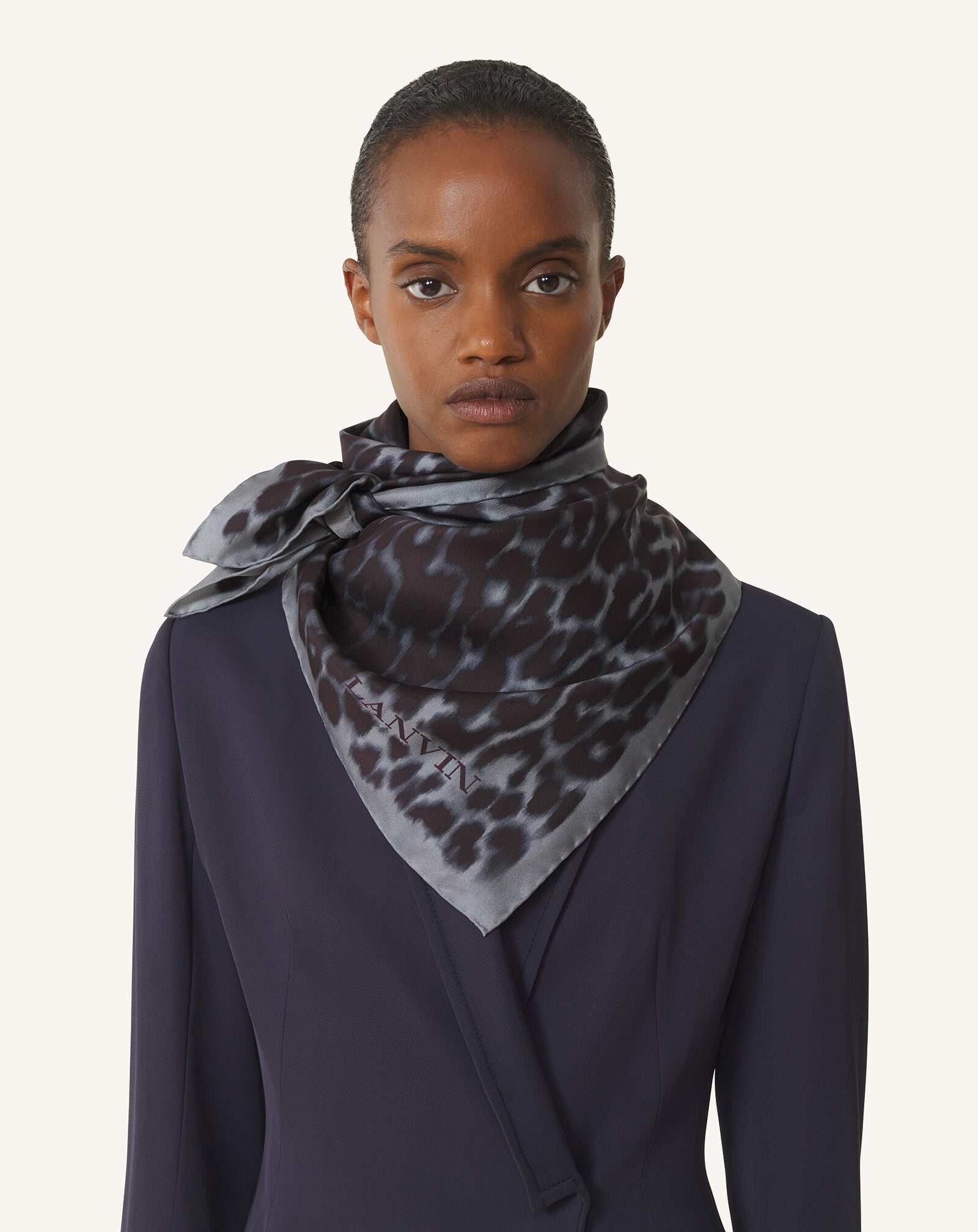CARRÉ EN SOIE IMPRIMÉ LÉOPARD Lanvin CARRÉ EN SOIE IMPRIMÉ LÉOPARD Gris AWSARFO11SLPH25