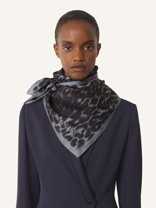 CARRÉ EN SOIE IMPRIMÉ LÉOPARD Lanvin CARRÉ EN SOIE IMPRIMÉ LÉOPARD Gris AWSARFO11SLPH25
