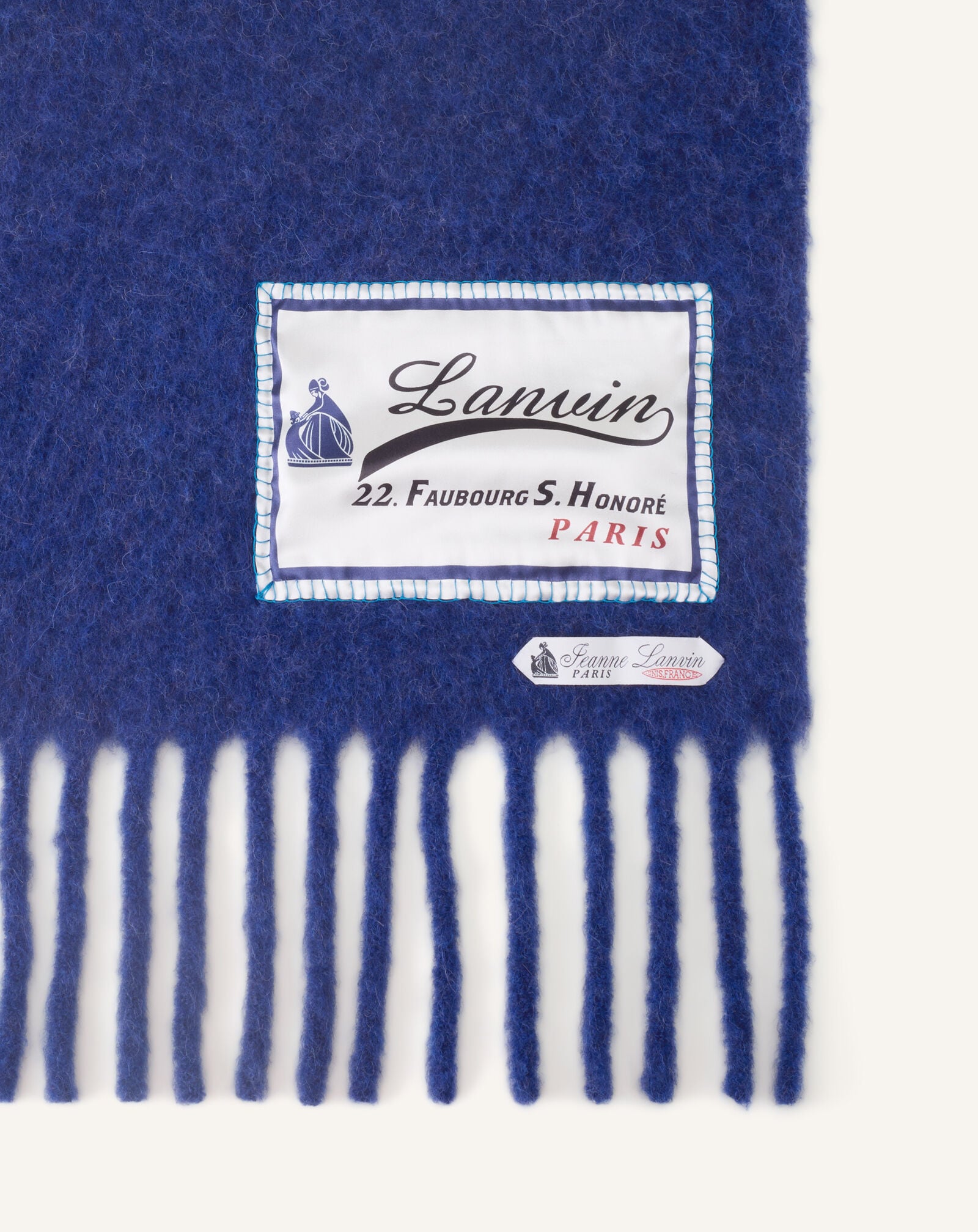 ÉCHARPE EN LAINE À FRANGES AVEC ÉTIQUETTE 22 FAUBOURG Lanvin ÉCHARPE EN LAINE À FRANGES AVEC ÉTIQUETTE 22 FAUBOURG Saphir AMSARSC31VETP26