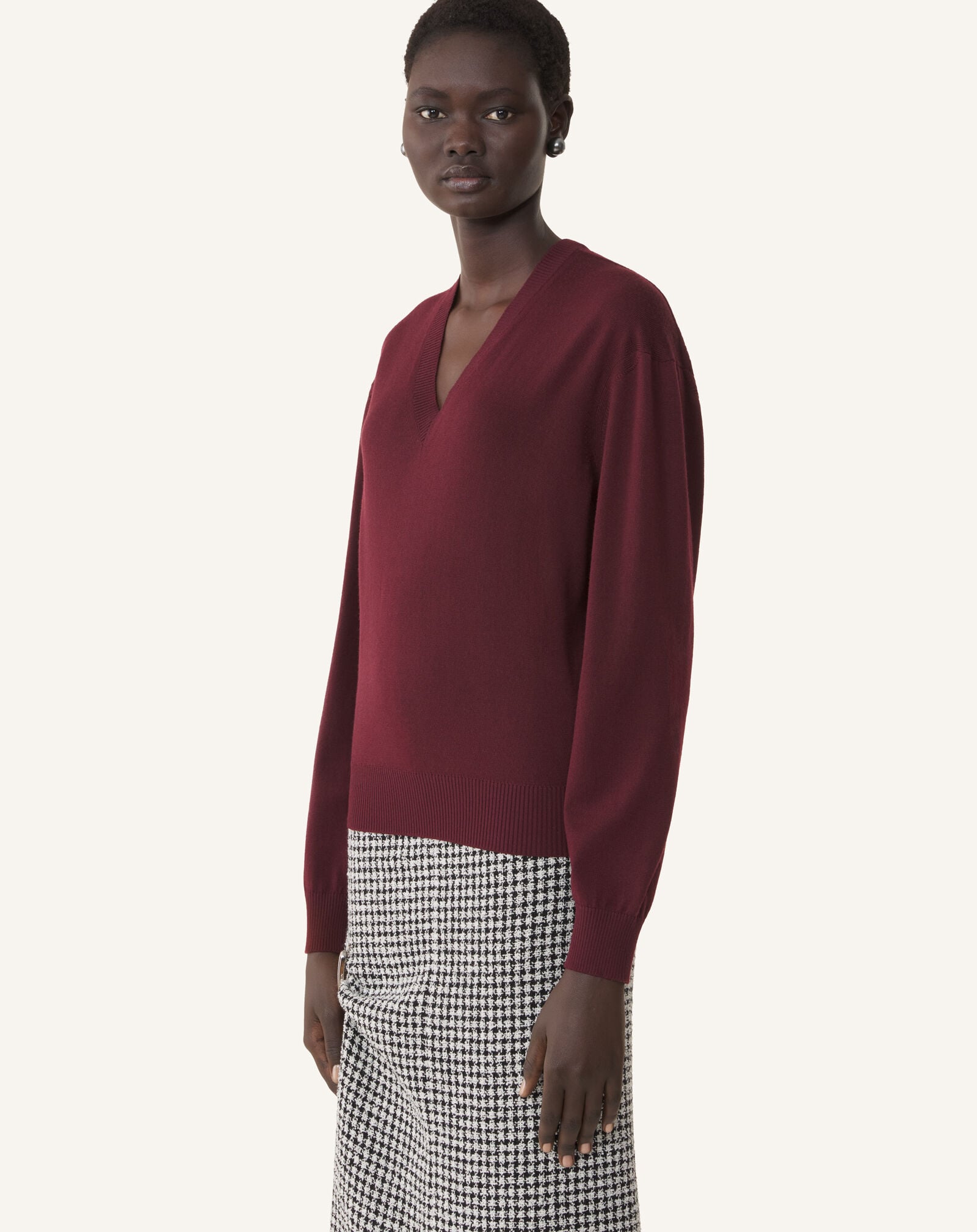 PULLOVER MIT V-AUSSCHNITT AUS MERINOWOLLE MIT GROSGRAIN-DETAIL Lanvin PULLOVER MIT V-AUSSCHNITT AUS MERINOWOLLE MIT GROSGRAIN-DETAIL Granatrot RWPO0027K101A26