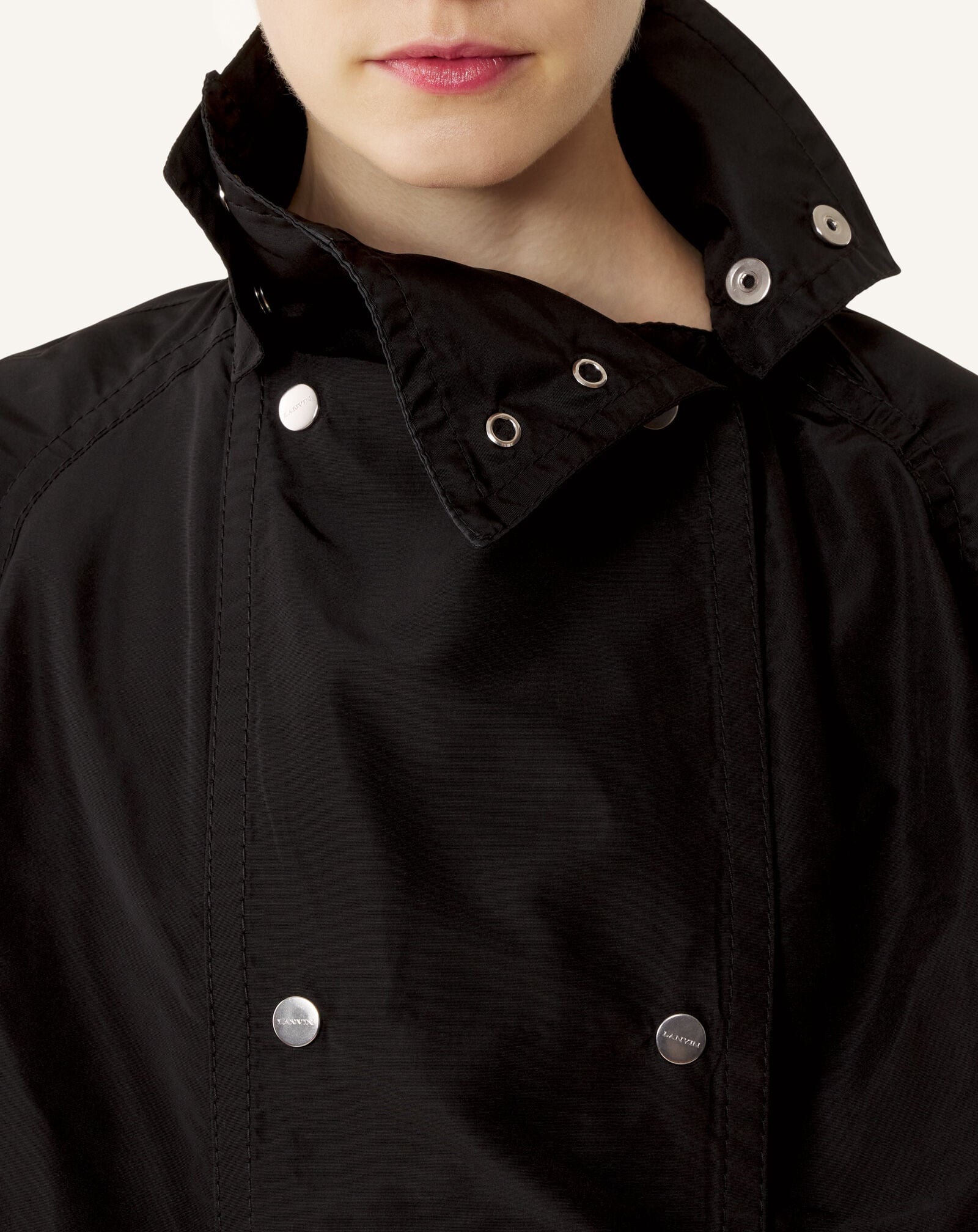 TRENCHCOAT AUS ZWEI MATERIALIEN AUS SEIDENFAILLE UND CHARMEUSE Lanvin TRENCHCOAT AUS ZWEI MATERIALIEN AUS SEIDENFAILLE UND CHARMEUSE Schwarz RWCO01586334E26