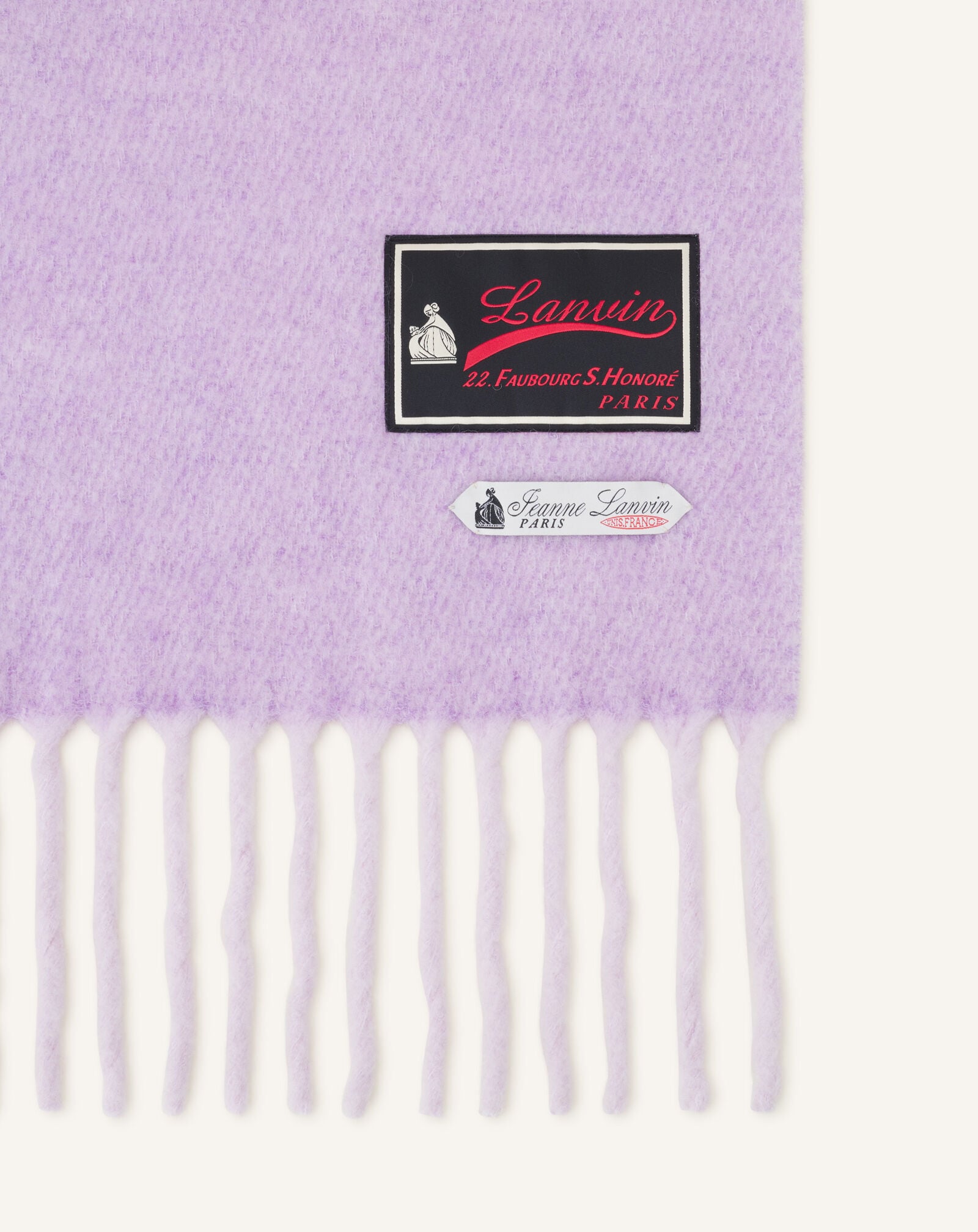 ÉCHARPE À FRANGES EN LAINE AVEC ÉTIQUETTE 22 FAUBOURG Lanvin ÉCHARPE À FRANGES EN LAINE AVEC ÉTIQUETTE 22 FAUBOURG Lilas AWSAPSC5WSETA26