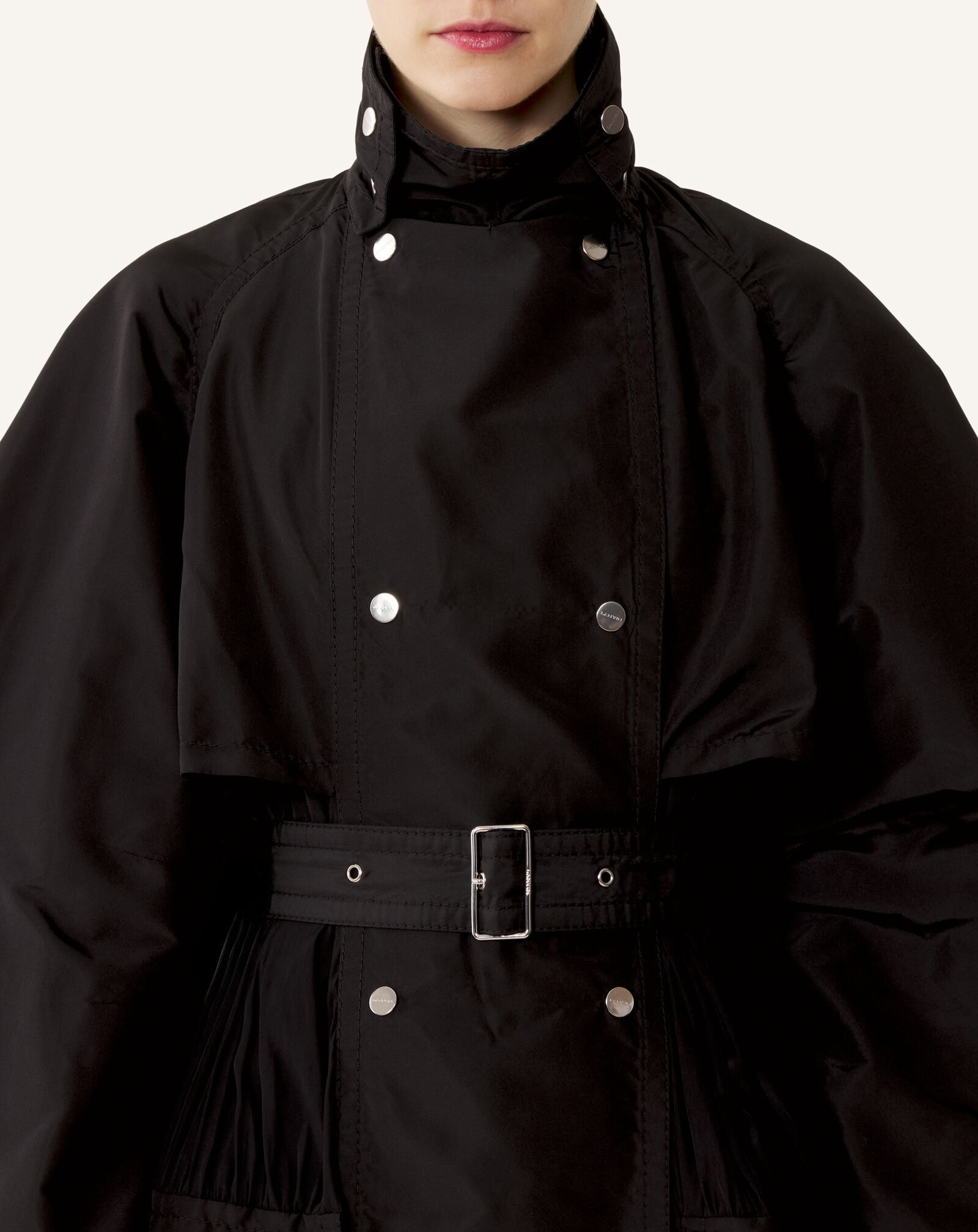 TRENCHCOAT AUS ZWEI MATERIALIEN AUS SEIDENFAILLE UND CHARMEUSE Lanvin TRENCHCOAT AUS ZWEI MATERIALIEN AUS SEIDENFAILLE UND CHARMEUSE Schwarz RWCO01586334E26