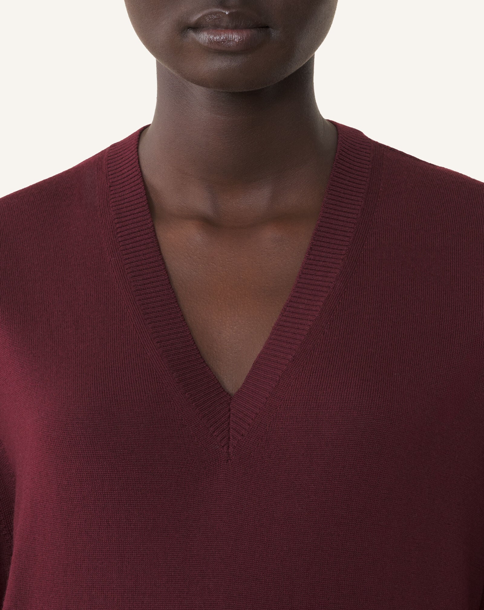PULLOVER MIT V-AUSSCHNITT AUS MERINOWOLLE MIT GROSGRAIN-DETAIL Lanvin PULLOVER MIT V-AUSSCHNITT AUS MERINOWOLLE MIT GROSGRAIN-DETAIL Granatrot RWPO0027K101A26