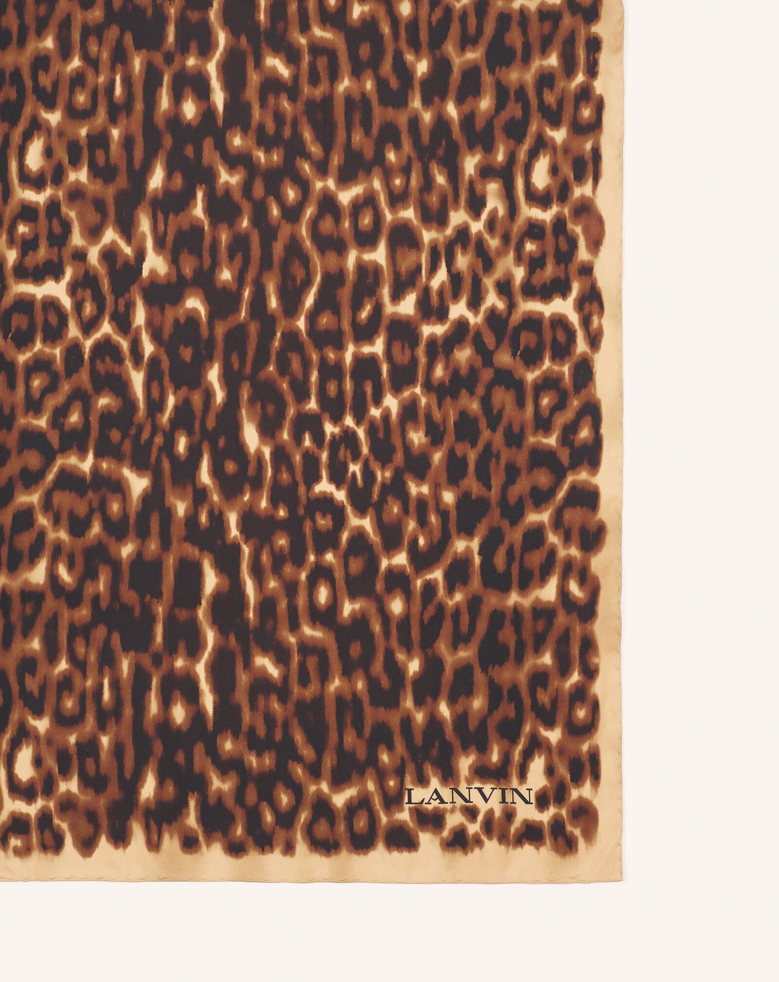 CARRÉ EN SOIE IMPRIMÉ LÉOPARD Lanvin CARRÉ EN SOIE IMPRIMÉ LÉOPARD Leopard AWSARFO11SLPH25